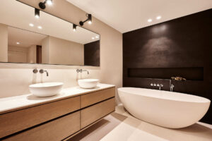 Luxe badkamer met ligbad en houten, greeploze badkamermeubel