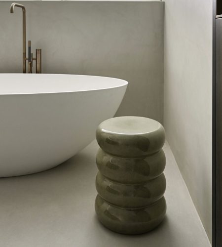wit-ligbad-eivorm-in-luxe-badkamer